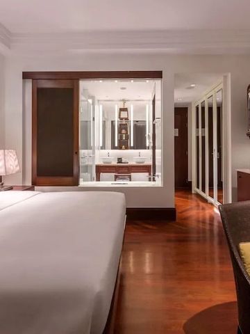 Elegantes Zimmer mit Kingsize-Bett und direktem Blick ins luxuriöse Badezimmer.