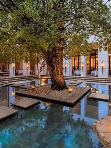 Innenhof mit großem Baum und Wasserbecken