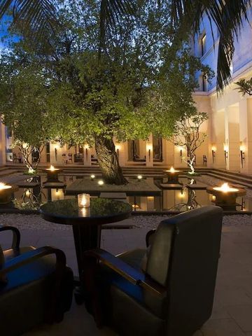 Abendstimmung im Innenhof mit beleuchtetem Baum