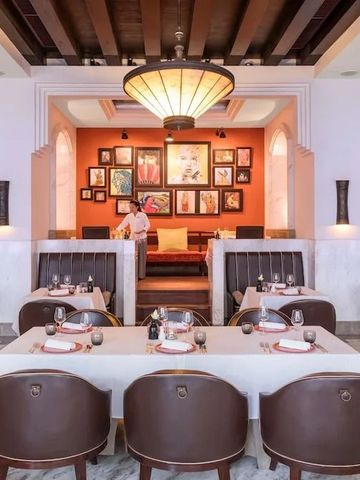 Elegantes Restaurant mit Kunstwerken an der Wand
