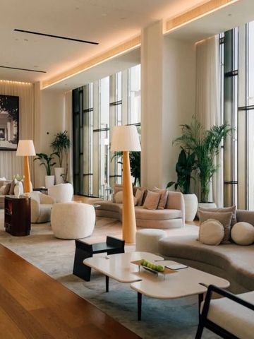 Luxuriöse Hotellobby mit großen Fenstern und stilvoller Einrichtung