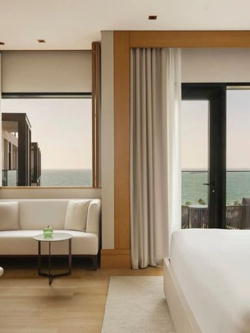 Helles Hotelzimmer mit Meerblick und eleganter Einrichtung