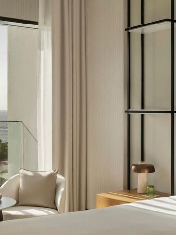 Hotelzimmer mit modernem Design und Balkon mit Meerblick