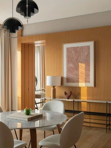 Stilvoller Essbereich mit Marmortisch und modernen Designstühlen.