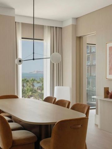 Moderner Besprechungsraum mit großem Fenster und stilvollen Möbeln.