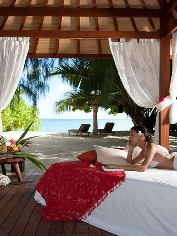 Lounge am Strand mit Meerblick und tropischem Ambiente.