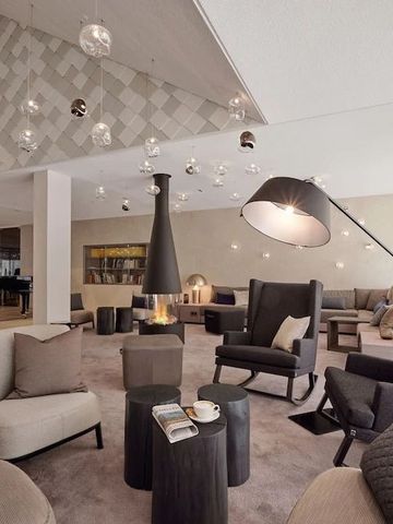 Gemütliche Lounge mit modernen Sesseln und stilvoller Beleuchtung.