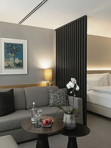 Modernes Hotelzimmer mit gemütlichem Sofa und kunstvollen Details.