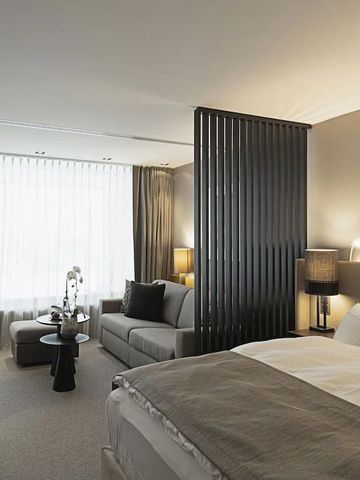 Geräumiges Schlafzimmer mit großem Fenster und eleganter Einrichtung.