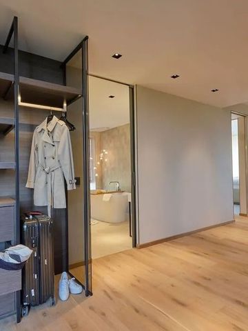 Eleganter Eingangsbereich eines Hotelzimmers mit Garderobe und Gepäckablage