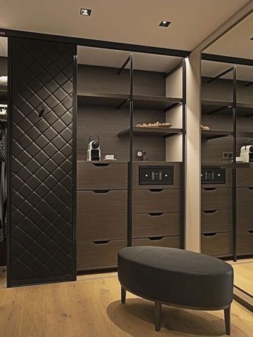 Luxuriöser begehbarer Kleiderschrank in einem Hotelzimmer mit Spiegel