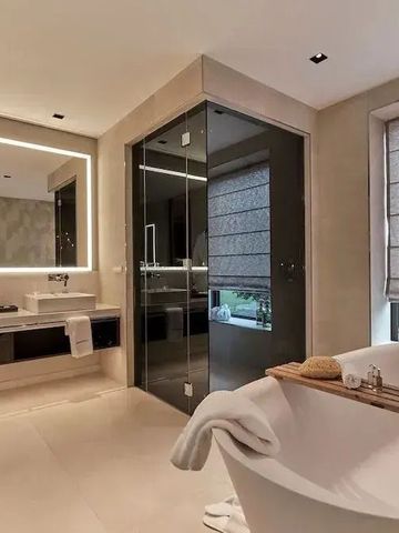 Großzügiges Badezimmer mit Badewanne und moderner Ausstattung