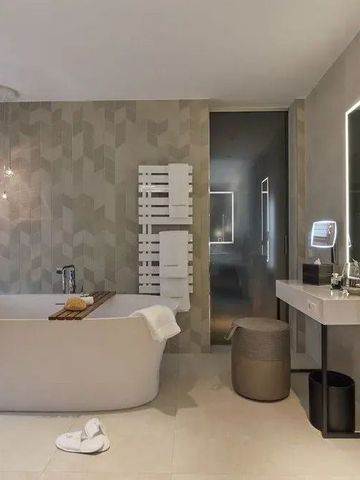 Elegantes Badezimmer mit freistehender Badewanne und modernem Design