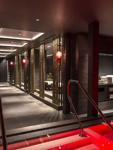 Beleuchteter Spa-Bereich mit Handtüchern und eleganter Dekoration