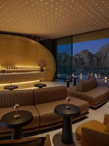 Elegante Bar mit luxuriöser Beleuchtung und Bergblick im Desert Rock Resort