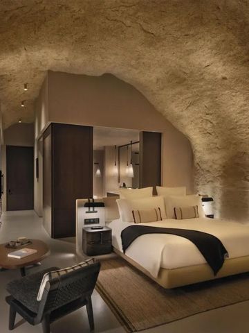 Großzügiges Zimmer in Höhlenoptik mit luxuriösem Design im Desert Rock Resort