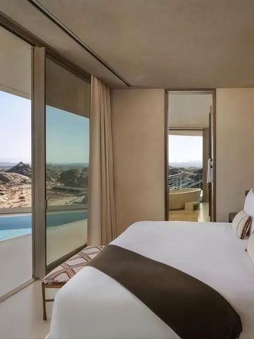 Panoramablick von einem modernen Zimmer aus mit Poolblick im Desert Rock Resort