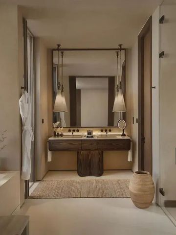 Elegantes Badezimmerdesign mit Doppelwaschbecken und moderner Beleuchtung