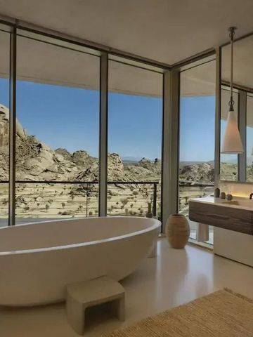 Freistehende Badewanne mit Panoramafenster und Wüstenblick