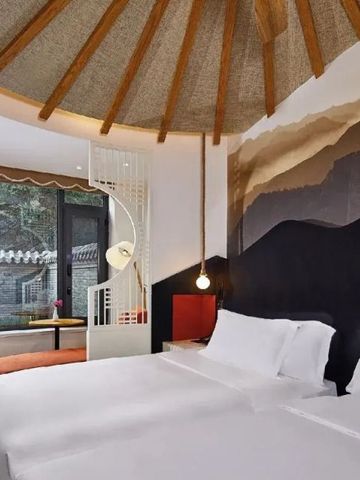 Helles Hotelzimmer mit einzigartigem Decken- und Wanddesign.