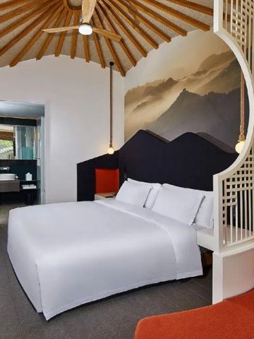 Geräumiges Zimmer mit komfortablem Bett und modernem Stil.