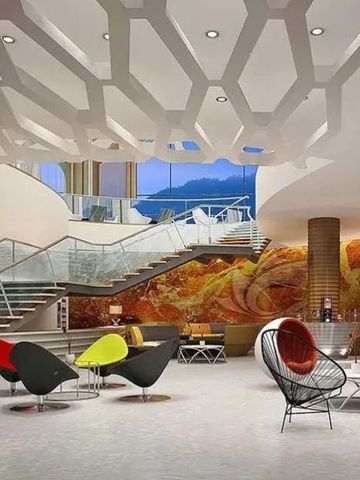 Moderne Hotellobby mit einzigartigen Möbeln und stilvoller Beleuchtung.