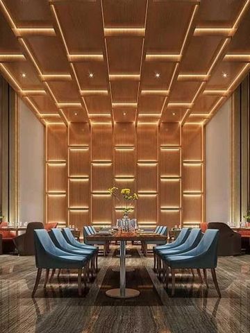 Exklusives Restaurant mit stilvoller Deckenbeleuchtung und luxuriöser Einrichtung.