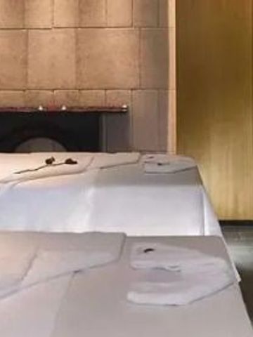 Luxuriöser Spa-Raum mit Massagebetten und dezenter Beleuchtung