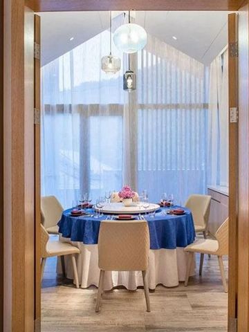 Eleganter privater Speiseraum mit rundem Tisch und blauer Tischdecke