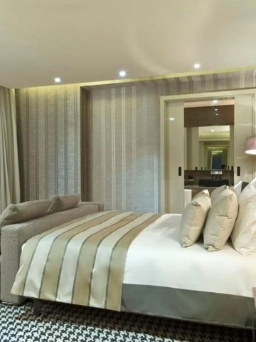 Luxuriöses Hotelzimmer mit stilvollem Dekor und großem Bett.