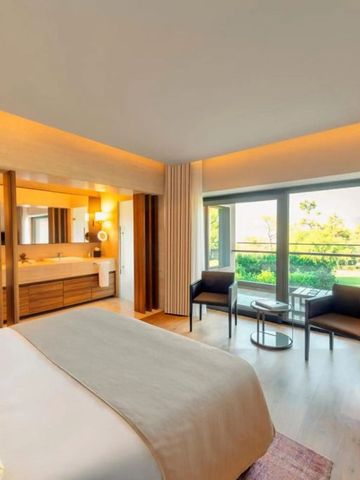 Modernes Hotelzimmer mit großzügigem Bad und großen Fenstern.