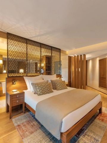 Stilvolles Hotelzimmer mit warmem Licht und modernem Design.