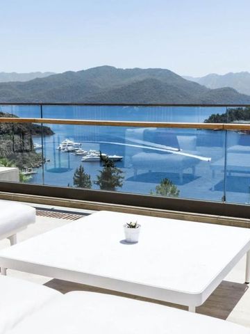 Panoramablick auf das Meer von einer Terrasse mit weißen Möbeln