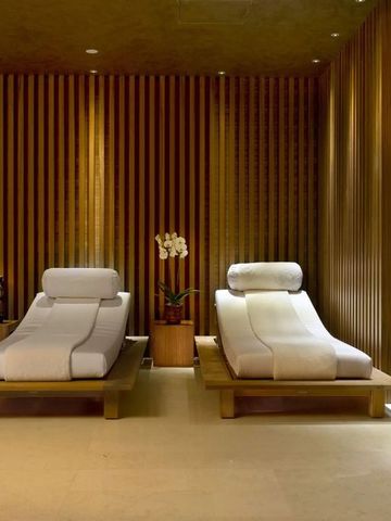 Entspannungsraum im Spa mit modernen Liegen und Holzdekor