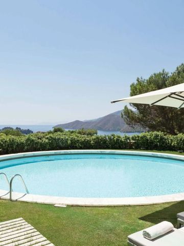 Infinity Pool mit Blick auf die umliegende Landschaft und das Meer