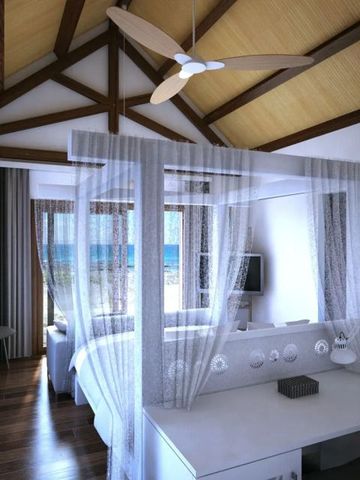 Luxuriöses Schlafzimmer mit Baldachin und Meerblick, Holzbalkendecke