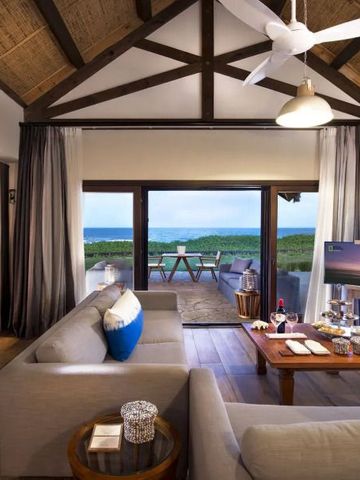 Geräumiges Wohnzimmer mit Blick auf Terrasse und Meer, moderne Einrichtung