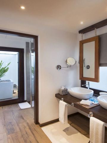 Modernes Badezimmer mit Doppelwaschbecken, Holzdetails, Zugang zum Außenbereich