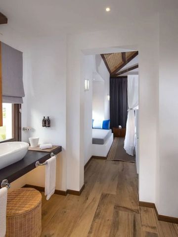 Elegantes Badezimmer mit Holzoptik und direktem Zugang zum Schlafzimmer