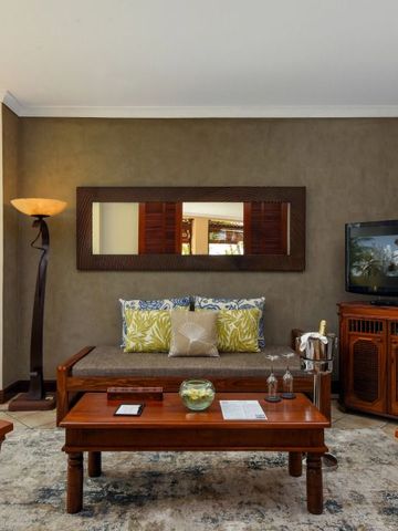 Elegante Sitzecke in der Suite mit Sofa und Flachbildfernseher