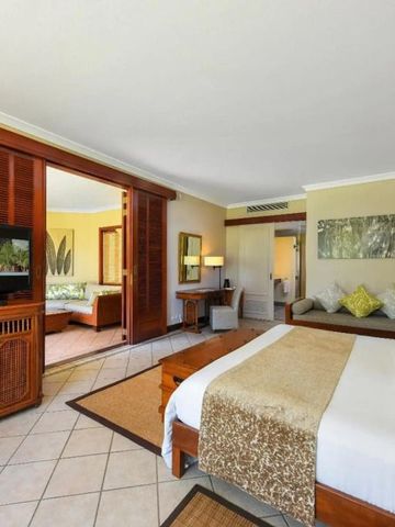 Geräumiges Schlafzimmer mit Zugang zu einem separaten Wohnbereich