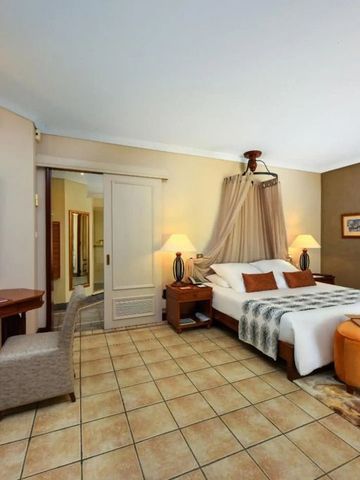 Stilvolles Schlafzimmer mit Doppelbett und Schreibtisch