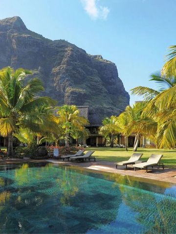 Infinity-Pool mit Liegen und Berg im Hintergrund