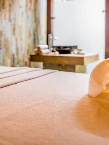 Spa-Behandlungszimmer mit entspannendem Dekor und Schalentierelement