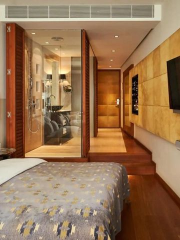 Hotelzimmer mit Blick auf eine moderne Dusche und stilvolles Design