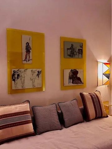 Komfortabler Wohnbereich mit dekorativem Kunstwerk und stilvollem Tagesbett