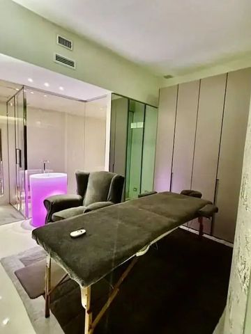 Moderne Wellnesskabine mit Massageliege in entspannender Atmosphäre