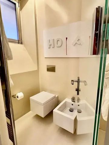 Kompaktes, stilvolles Hotelbadezimmer mit modernen Armaturen.