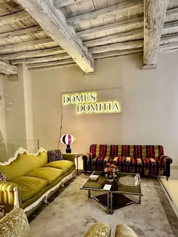 Wohnbereich mit eleganten Sofas und rustikalen Deckenbalken