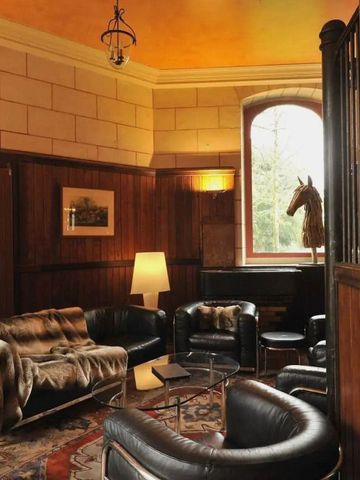 Gemütliche Lounge mit Ledersesseln und Kamin im Hotel Domaine de la Bretesche